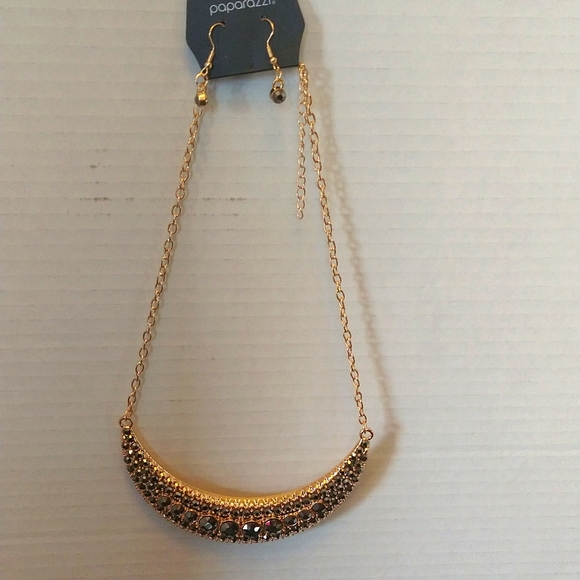 NWT. Paparazzi earring and necklace set. (N115) - Picture 1 of 3
